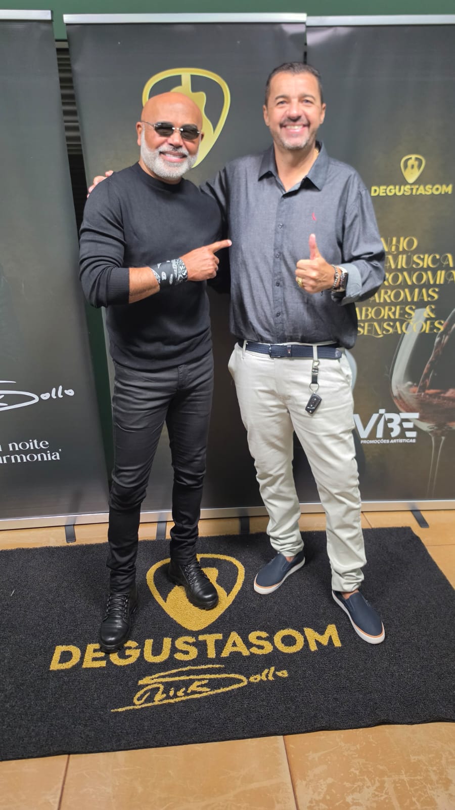 Empres&aacute;rio musical Onozor com cantor Rick quinta feira passada em Maracaju  