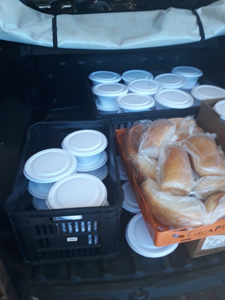 Marmitas e os pães feitos hoje pelo grupo de moradoras - Foto tudodoms