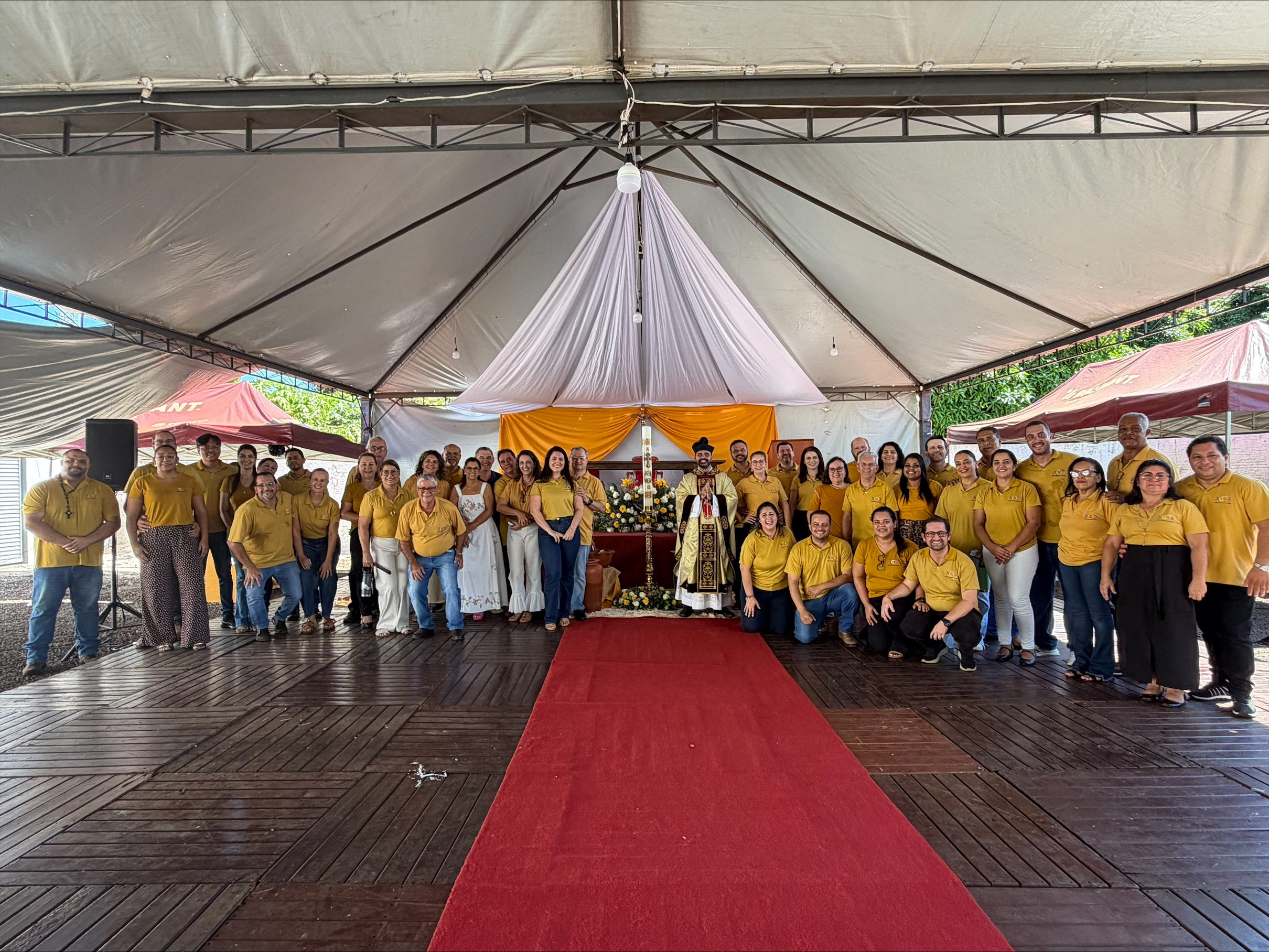 Equipes de Nossa Senhora  e Padre Leonardo Missa da P&aacute;scoa (Foto Hosana de Lourdes)