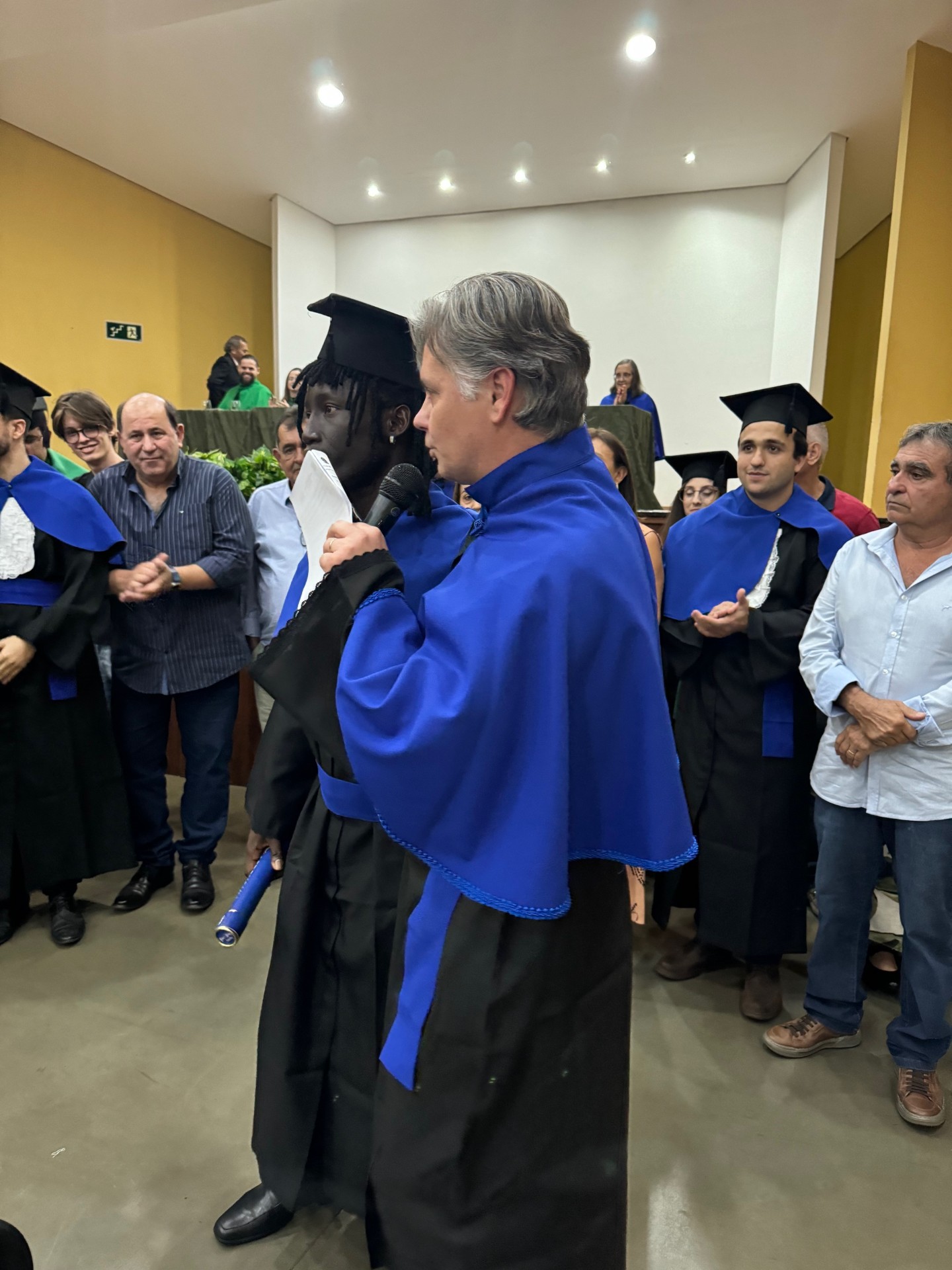 Pró-Reitor de Ensino de Graduação Prof. Dr. Etienne Biasotto, ao lado do egresso  de agronomia Apache Ansunda Có (Foto |Hosana de Lourdes)