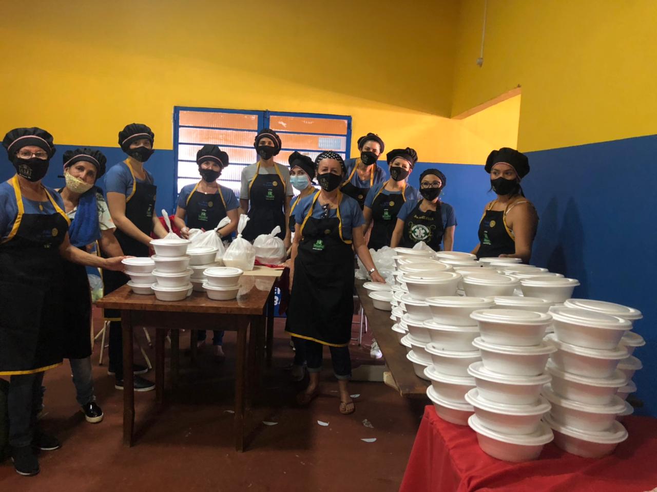 Senhoras da Casa da Amizade juntas no Almoço Drive Thru Festa da Linguiça