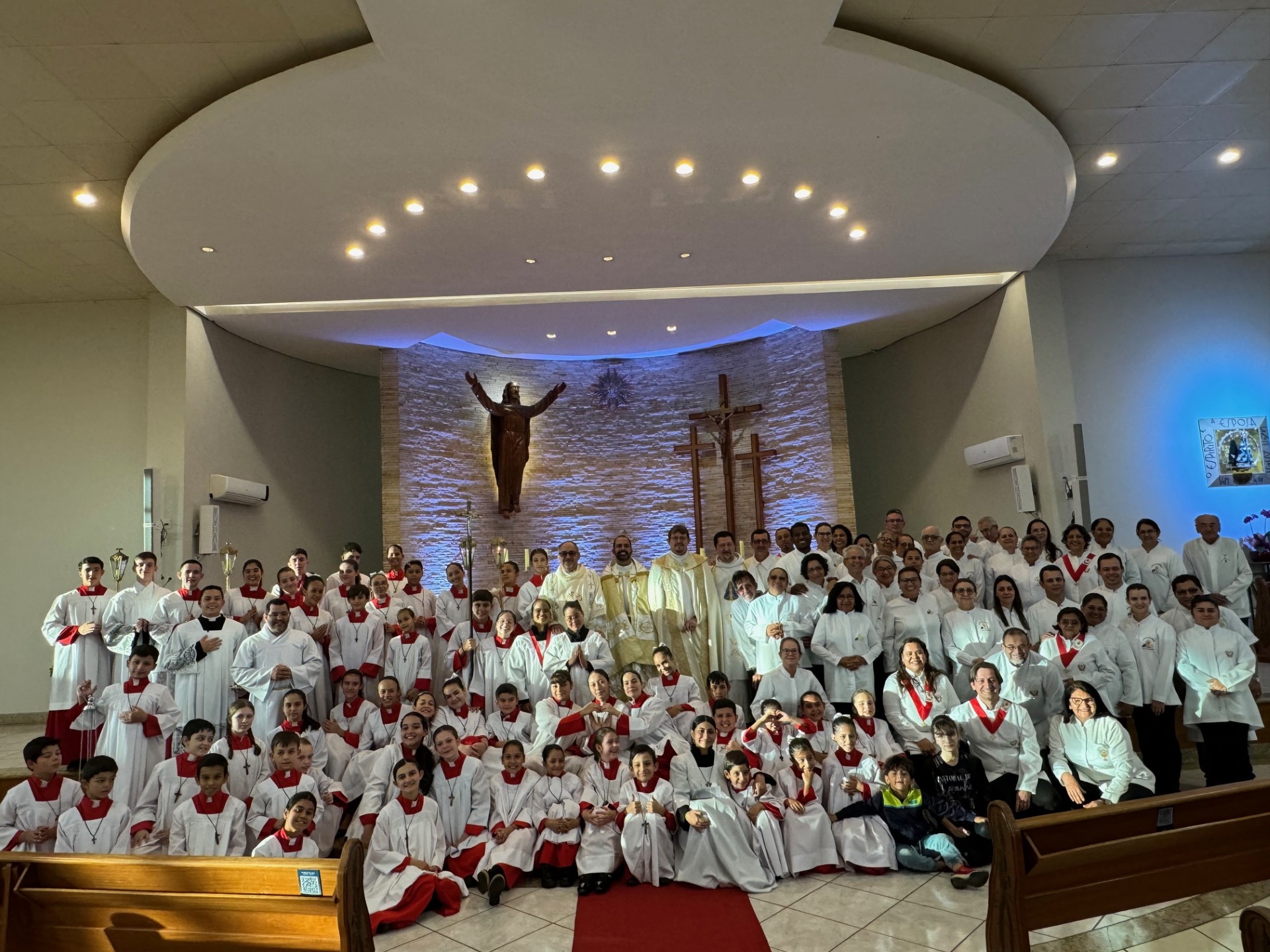 Padres, diáconos, participantes da celebração Corpus Christi Maracaju (Hosana de Lourdes) 