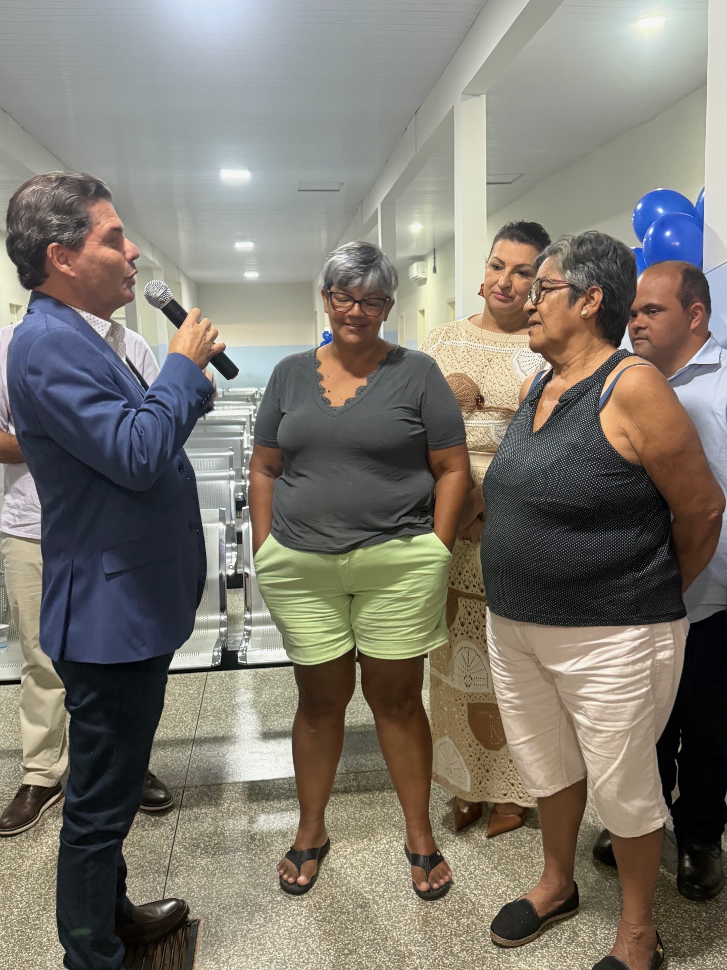 Prefeito Marcos Calderan  falando com duas moradoras da Localidade Vila Juquita
