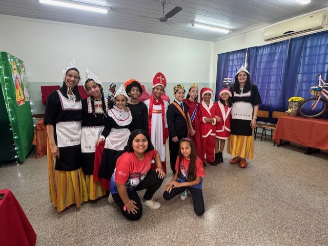 Turma do quarto ano da Escola e a representação da Holanda (foto Hosana de Lourdes)