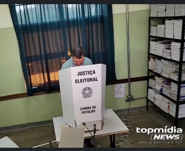 Governador Eduardo Riedel no momento da votação  (reprodução internet_)