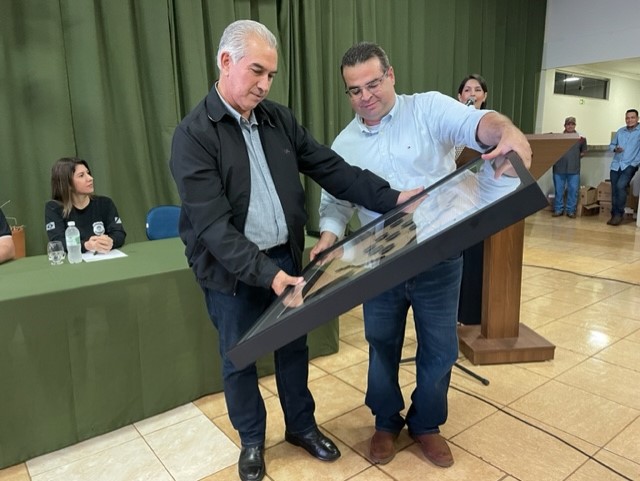 Reinaldo Azambuja durante a homenagem no Sindicato Rural de Maracaju, com Fábio Caminha presidente da entidade  Foto Hosana de Lourdes