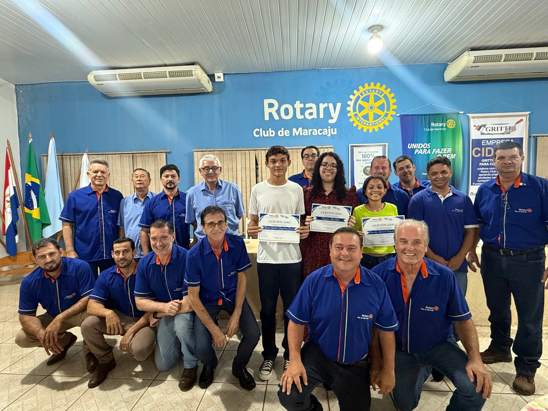 Rotarianos e os primeiros colocados (Foto Hosana de Lourdes)