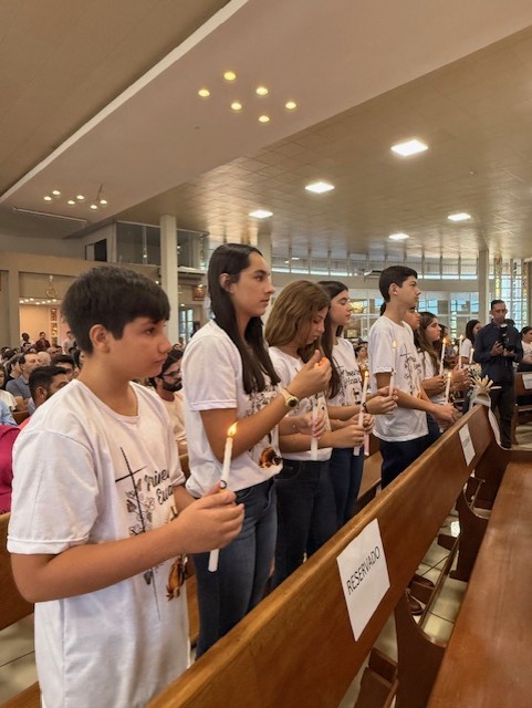Renovando as Promessas de Batismo (Hosana de Lourdes)