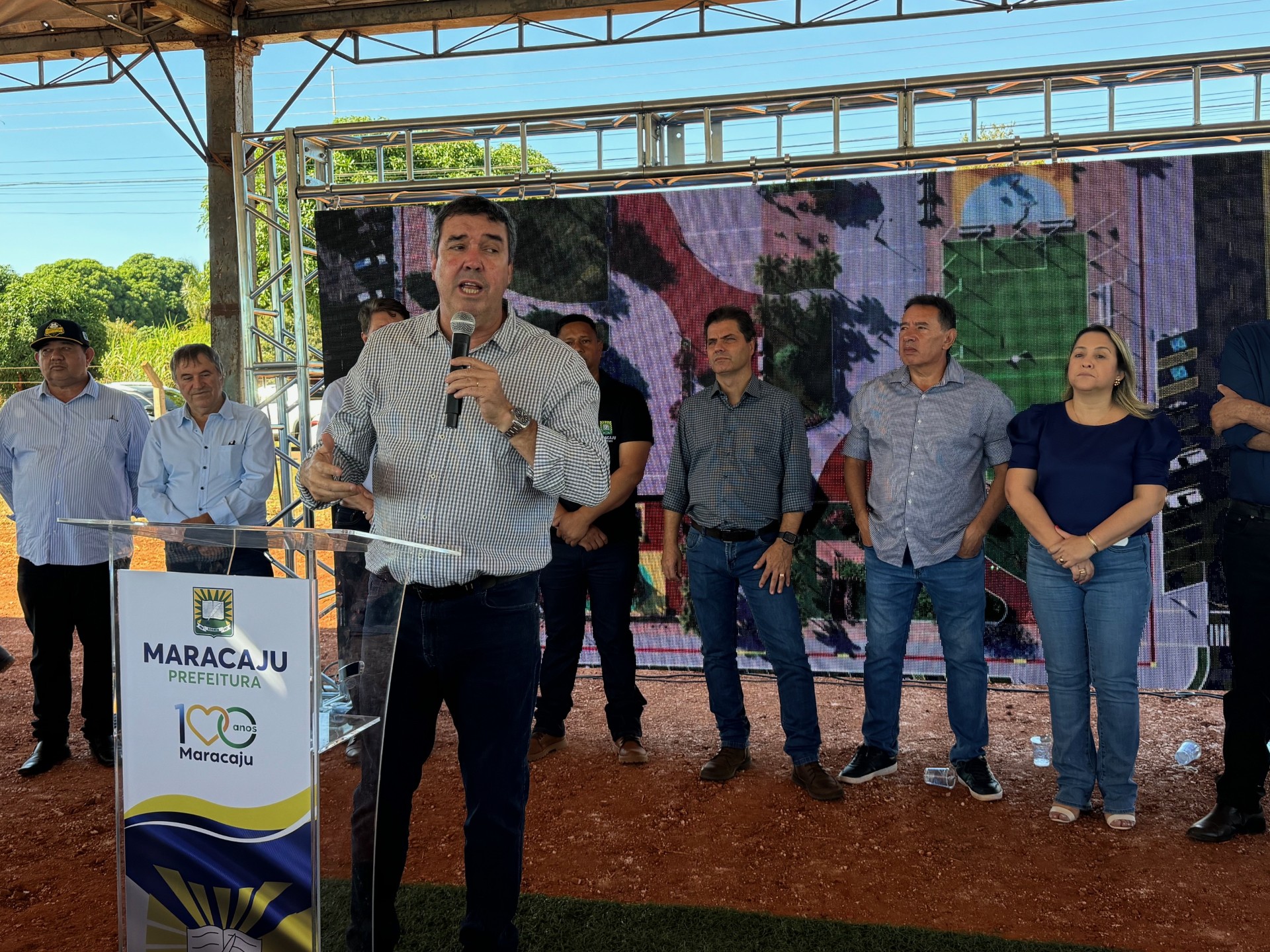 Governador Eduardo Riedel (PSDB) discursa durante assinatura de obra em praça, no distrito de Vista Alegre (Foto: Hosana de Lourdes)  