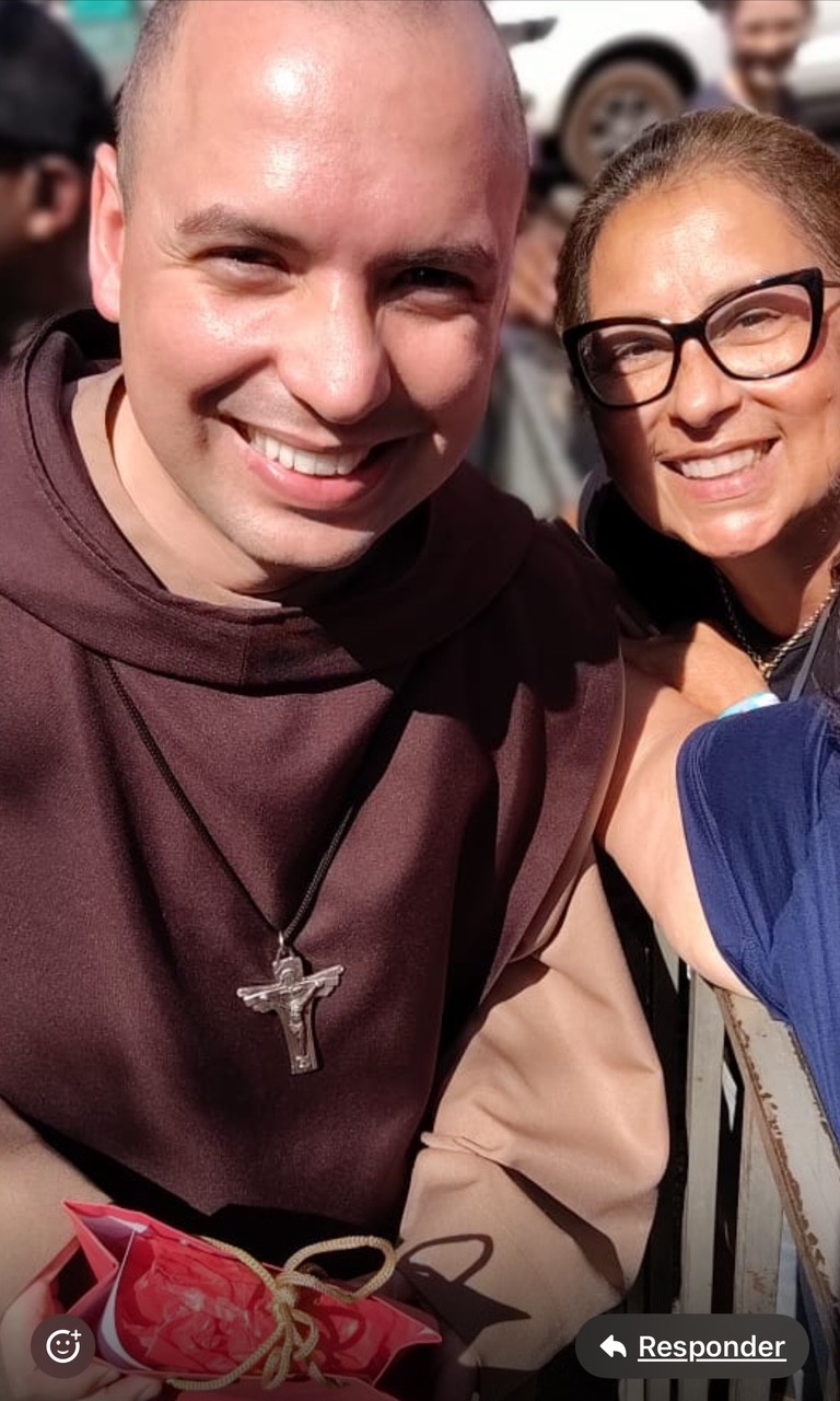 Hosana de Lourdes jornalista do portal tudodoms com Frei Gilson (momento de Fé)
