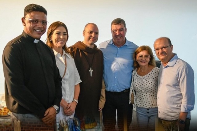 Governador Eduardo Riedel com esposa Mônica e o Frei Gilson Momente de fé  (Assessoria do Governador)