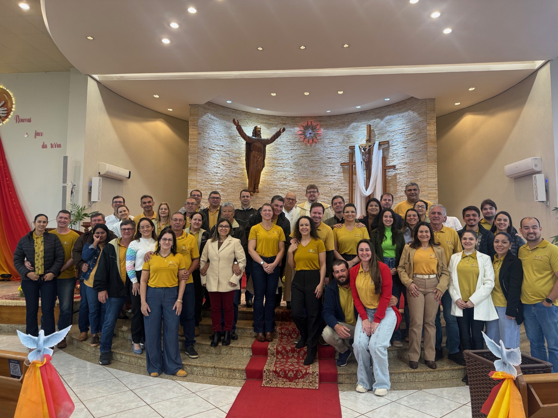 Padre Junior e os membros das equipes de Nossa Senhora (Hosana de Lourdes) 