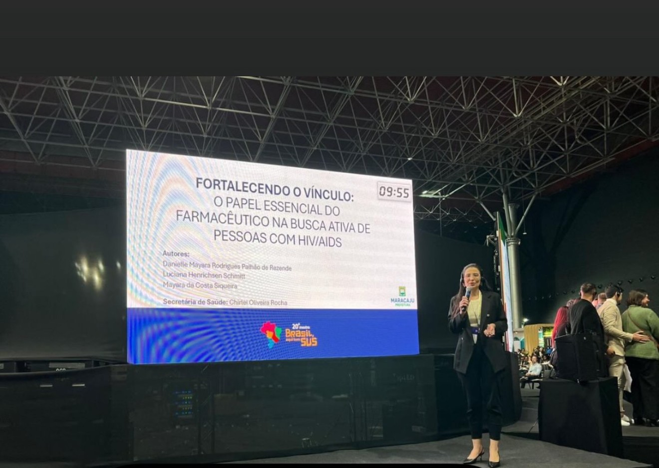 Mayara Siqueira apresentado seu trabalho (Divulgação)