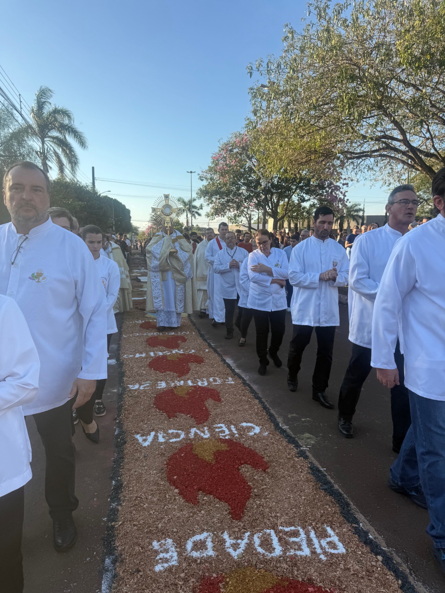 Fiéis durante celebração em Maracaju ( Foto Hosana de Lourdes)