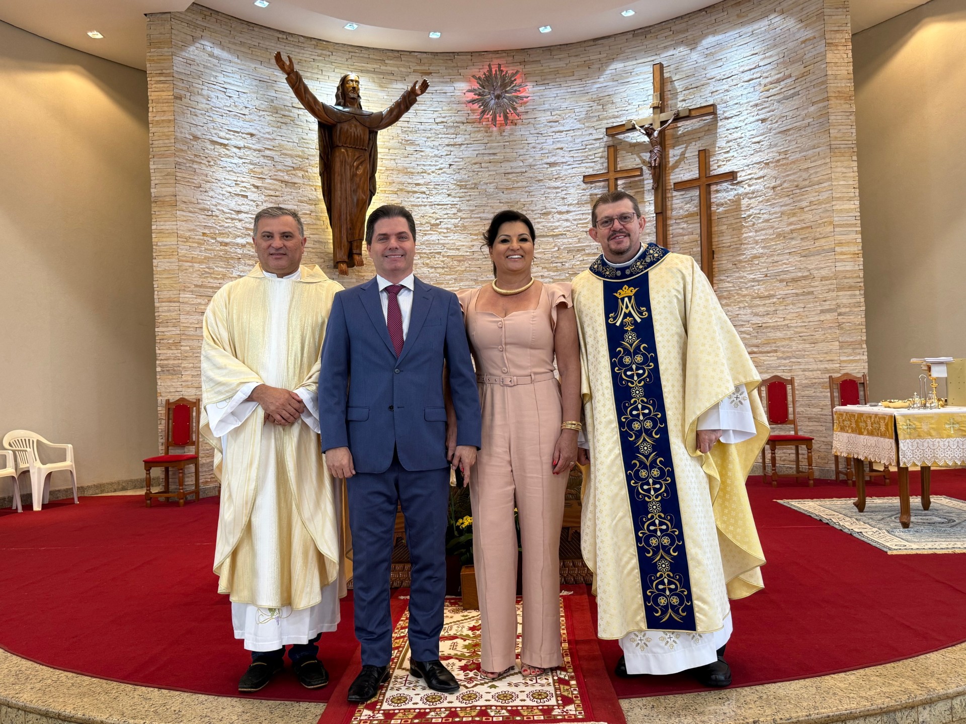 Prefeito Marcos Calderan e primeira dama Meire com padres Pedro e Júnior final da celebração de Ãção de Graças  (hosana de Lourdes)