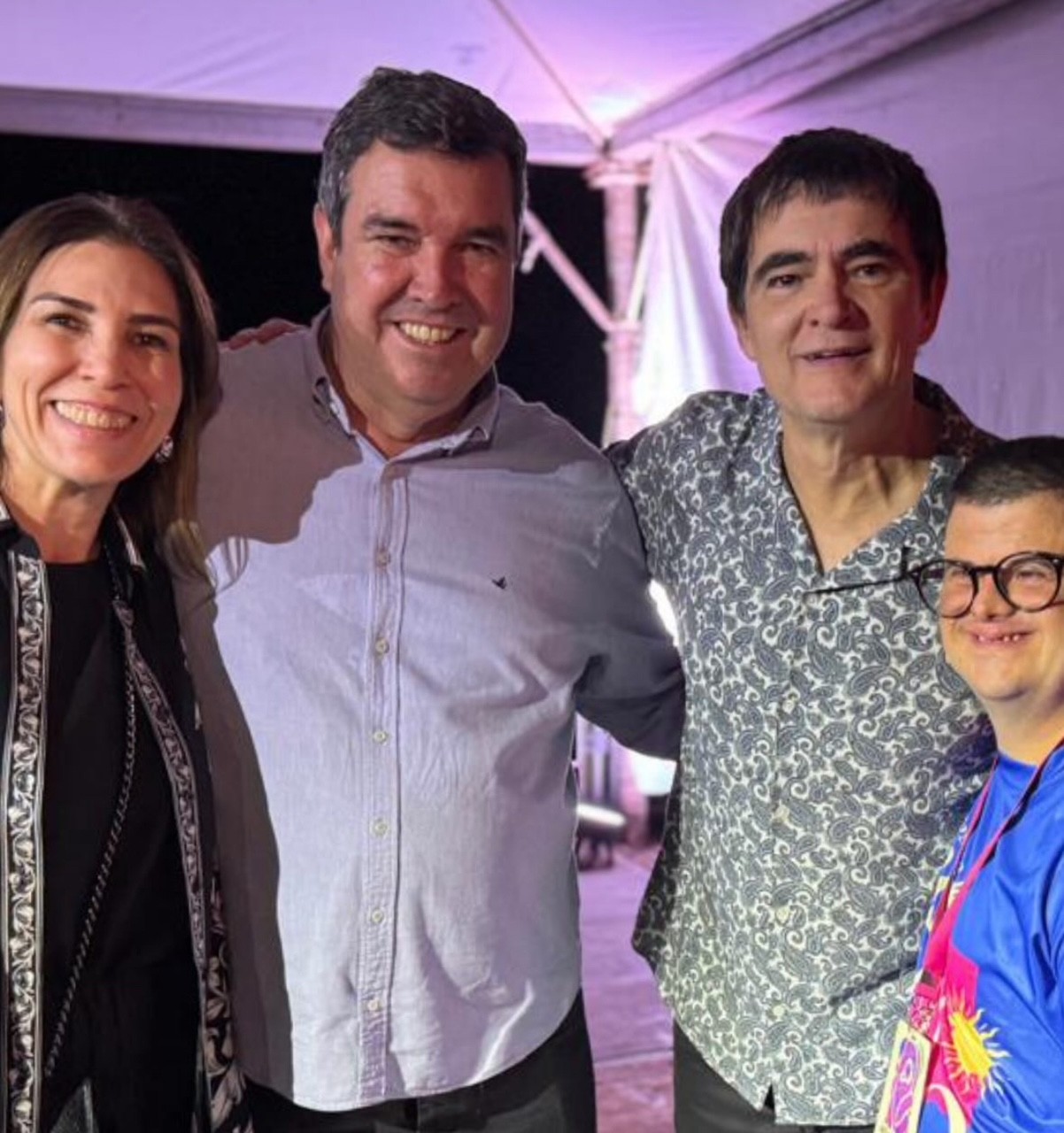 Mônica e o governador  Eduardo Riedel  com cantor Samuel Rosa