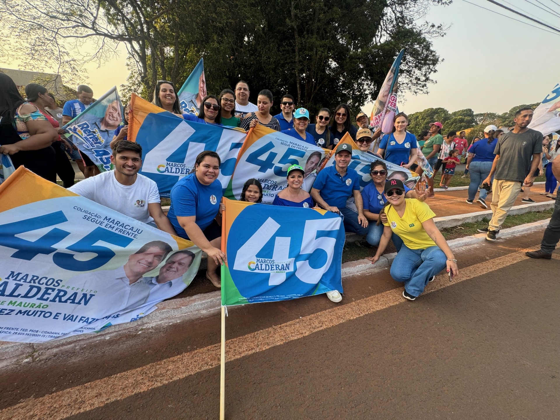 Apoiadores com candidato a reeleição Marcos Calderan (Foto Hosana de Lourdes)