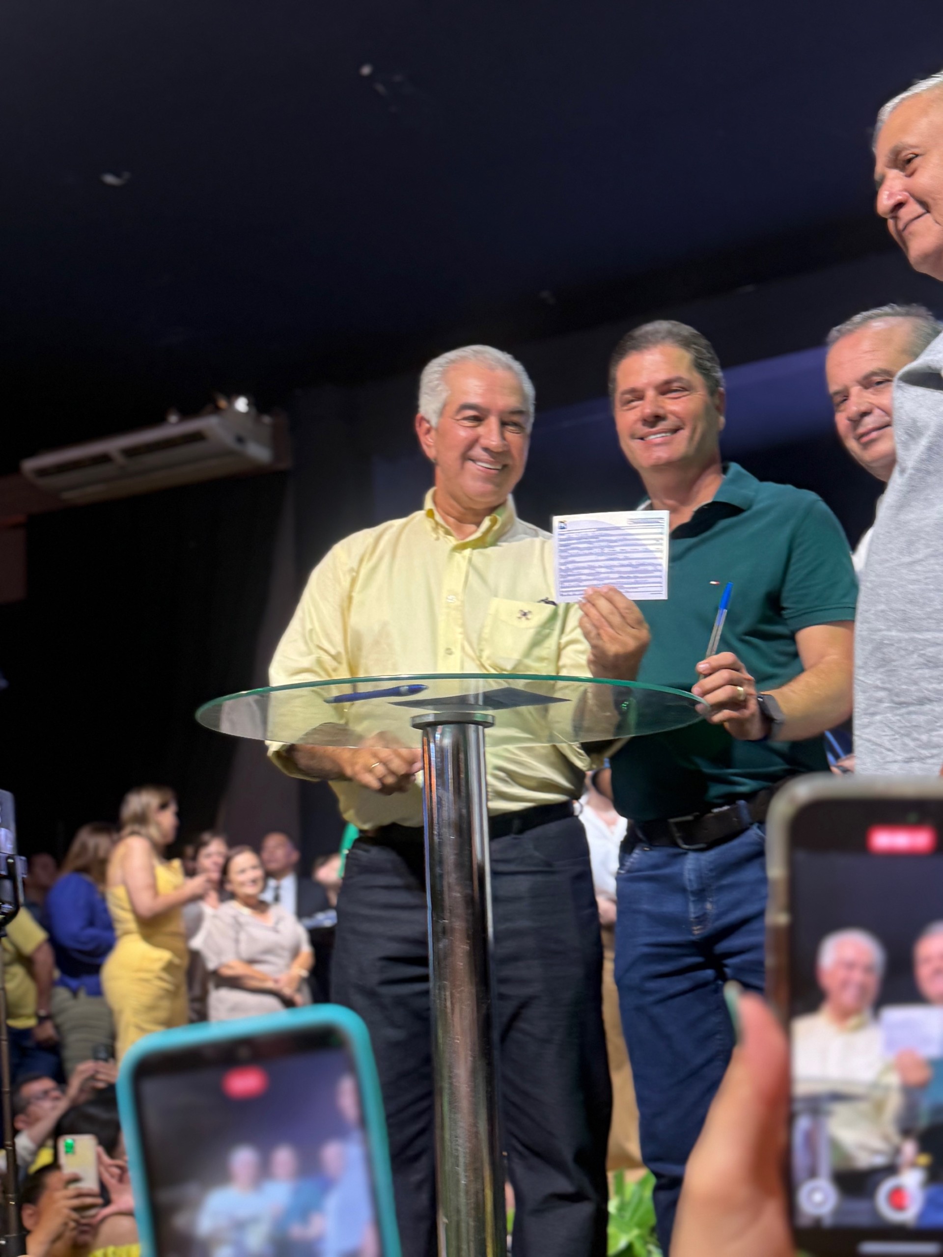 Marcos Calderan ao lado de Azambuja mostra a ficha já assinada (Foto Hosana de Lourdes) 