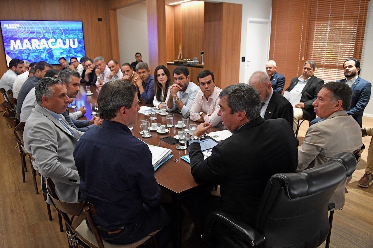 Governador Eduardo Riedel, prefeito Marcos Calderan, vereadores, deputados estaduais e federais