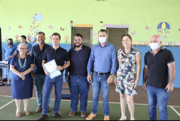 Autoridades na Escola CCM durante assinatura da Ordem de Serviço - Foto noticiasms