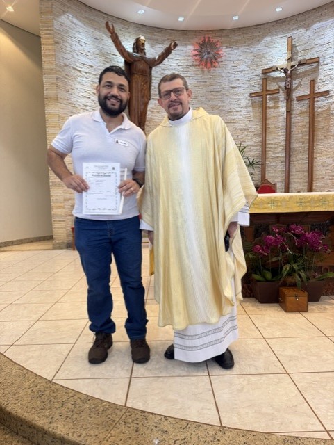Willian que recebeu o Batismo hoje na foto com Padre Júnior o celebrante (Hosana de Lourdes)