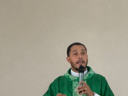 Padre Everton Manari na paroquia Nossa Senhora Auxiliadora em Maracaju