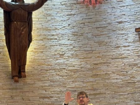 Padre Júnior durante a celebração 