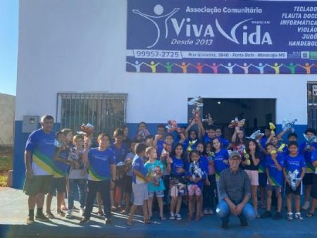 Padrinho do Projeto Viva Vida Maracaju com alunos da unidade 2 no Ilha Bella