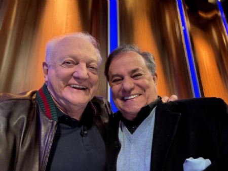Legenda: Ronnie Von e Flávio Ricco durante gravação do Programa Flávio Ricco, na LeoDias TV: entre memórias, revelações e a elegância de quem atravessa gerações com autenticidade.