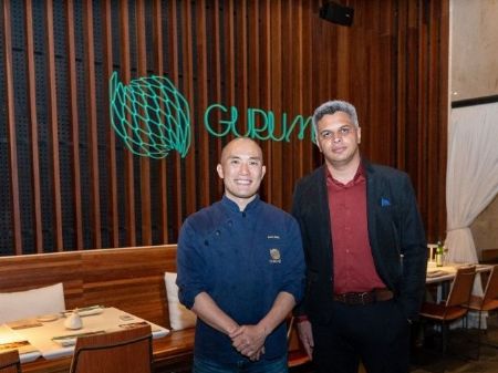 “Anzen: A Harmonia em Movimento — O Gurumê celebra o Dia do Sushi com uma experiência imersiva ao lado do Chef Daiti Ieda” Legenda: O premiado Chef Daiti Ieda, ao lado do Restauranter do Gurumê ParkShopping Wikys Ohara: a gastronomia japonesa busca ao máximo valorizar o sabor da matéria prima.