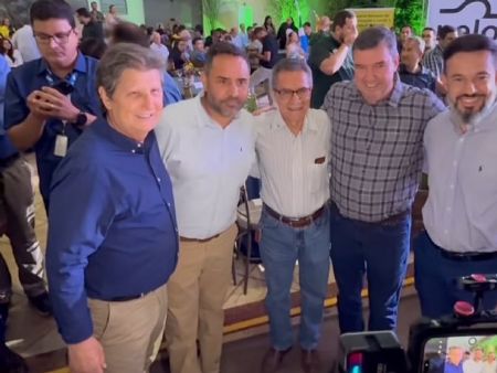 Prefeito e vice, de Chapadão do Sul, se reúnem com o governador Eduardo Riedel durante evento e solicitam implantação do curso de Direito na cidade