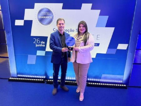 o Prefeito Marcos Calderan e a coordenadora da Sala do Empreendedor, Lalesca Lescano, que receberam o troféu em nome do município