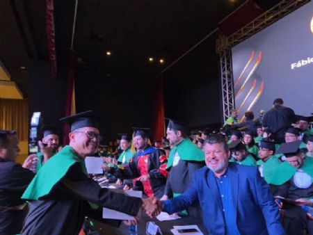 CEO da instituição, Aparecido Carlos Bernardo entregando diploma ao nov médico