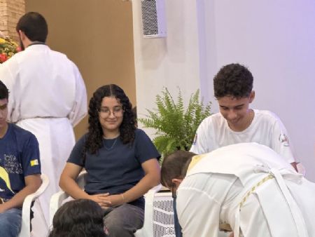 membros das comunidades e movimentos representaram os 12 apostolos de Jesus no Lava-Pés em Maracajju