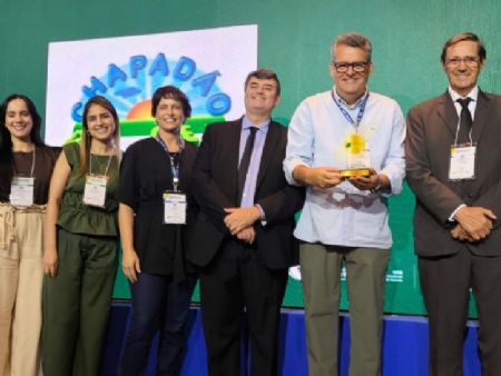 Prefeito Vinicius terin e sua equipe recebendo a premiação