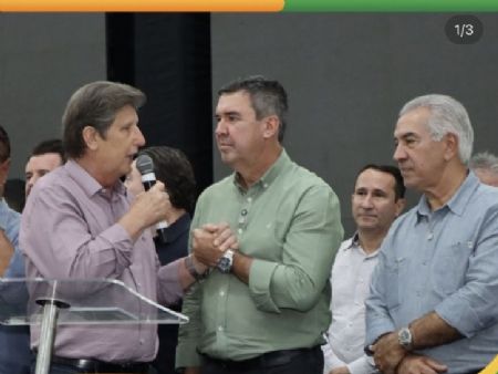 Prefeito Walter Schllater, Governador Eduardo Riedel e ex-governador Reinaldo Azambuja em Chapadão do Sul durante o anuncio dos investimentos