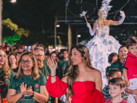 Primeira dama Isabela Machado e o prefeito Lucas Foroni no Natal Brilhante em 2023