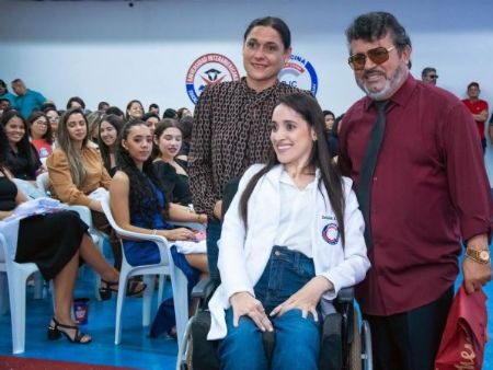 Momento de muita emoção quando Letícia prestou homenagem a Carlos Bernardo