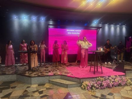 Pastora Cris Compartilha Sua Jornada em Culto para Mulheres