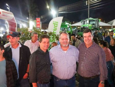 Prefeito Marcos Calderan, presidente do sindicato rural Marco Antônio e o governador Eduardo Riedel