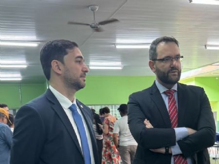 Promotor da comarca de Maracaju Paulo Leonardo Faria e o juiz eleitoral Marco Antônio Montagnana Morais no domingo de votação em Maracaju