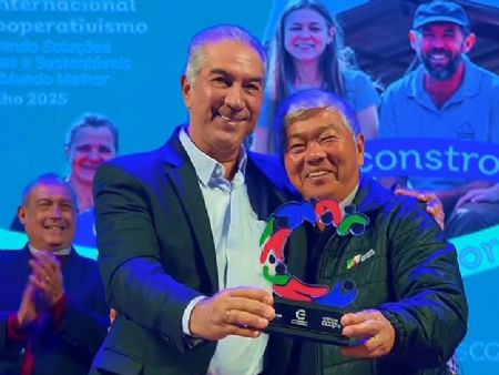 o diretor-presidente da Copasul Gervasio Kamitani homenageando Reinaldo Azambuja