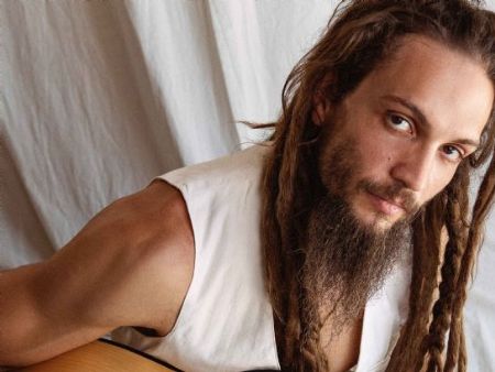 Pablo Vares faz show de despedida do RJ na Casa com a Música, na Lapa