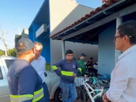 Vereador Nego do Povo com trabalhadores da empresa