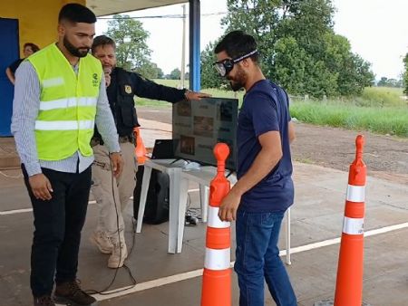 Conscientização: Motoristas são convidados a andar desviando de obstáculos com óculos simulador de embriaguez. Foto: Marcelo Varela