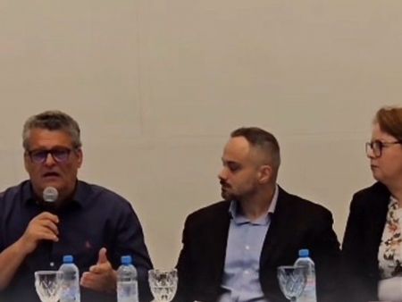 Prefeito durante o encontro falando consórcio