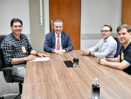 O encontro contou ainda com a presença do gerente da UEMS, Alex Von Mühlen, do coordenador da pós-graduação em Gestão Pública, Airton Pinto de Moura, e do empresário Valdenir Portela.