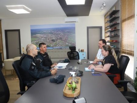 Vice prefeito Maurão, chefe de gabinete Dayani Barbosa, Comandante da PM Nelson Vieira e Tenente Claúdio durante reunião no gabinete municipal