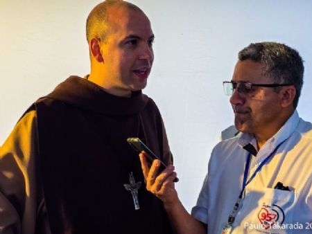Jornalista Reynaldo Felix com Frei Gilson durante a entrevista