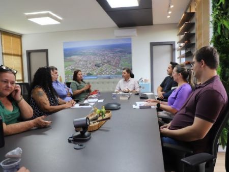 Prefeito Marcos Calderan durante a reunião